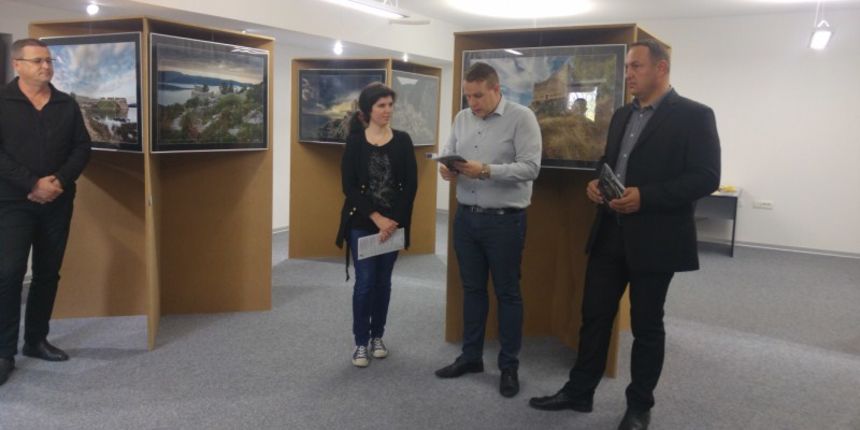 U Zavičajnom muzeju Benkovac otvorena izložba “Usamljeni divovi kamena svjedočanstva” U Zavičajnom muzeju Benkovac otvorena izložba “Usamljeni divovi kamena svjedočanstva”