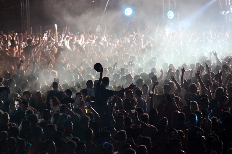 Zrce, 090711.
Na prvom hrvatskom Big Beach partyju na plazi Zrce nastupio je Fatboy Slim pred oko 10 tisuca posjetitelja. Fatboy Slim, DJ za siroke narodne mase. Svo vrijeme dvosatnog nastupa drzao je publiku u visokom ritmu tako da je ona svo vrijeme ple Zrce, 090711.
Na prvom hrvatskom Big Beach partyju na plazi Zrce nastupio je Fatboy Slim pred oko 10 tisuca posjetitelja. Fatboy Slim, DJ za siroke narodne mase. Svo vrijeme dvosatnog nastupa drzao je publiku u visokom ritmu tako da je ona svo vrijeme ple