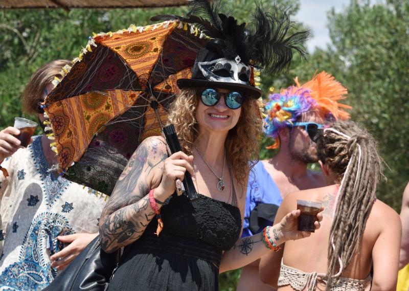 Posljednji dan Love International Festivala u Tisnom privukao je veliki broj mladih iz cijele Europe, a najviče iz Velike Britanije. Photo: Hrvoje Jelavić/PIXSELL Posljednji dan Love International Festivala u Tisnom privukao je veliki broj mladih iz cijele Europe, a najviče iz Velike Britanije. Photo: Hrvoje Jelavić/PIXSELL