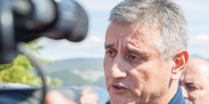 Poluotok Prevlaka, Konavle – Predsjednika HDZ-a Tomislava Karamarka trebao je obici poluotok Prevlaku na jugu Hrvatske. Tamo ga je docekala policijska blokada, pa je najavljeni obilazak izostao, a on je izjavu za novinare dao na cesti nadomak ulaza u Park Poluotok Prevlaka, Konavle – Predsjednika HDZ-a Tomislava Karamarka trebao je obici poluotok Prevlaku na jugu Hrvatske. Tamo ga je docekala policijska blokada, pa je najavljeni obilazak izostao, a on je izjavu za novinare dao na cesti nadomak ulaza u Park