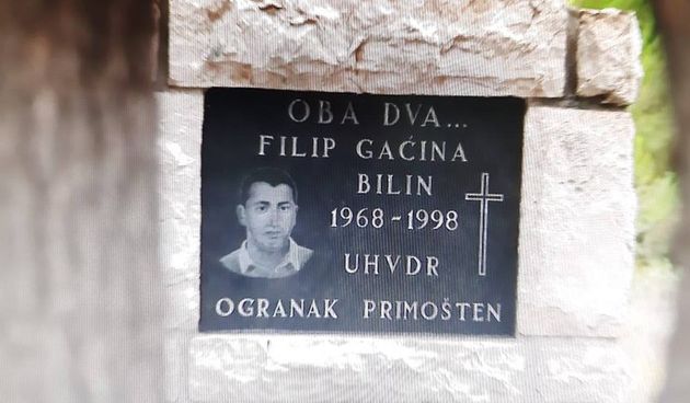 Filip Gaćina, spomen ploča