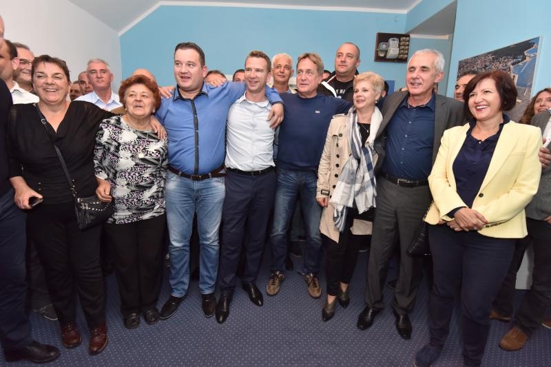 Zadar – Bozidar Kalmeta u stranackim prostorijama HDZ-a pratio rezultate izbora. Photo: Dino Stanin/PIXSELL
