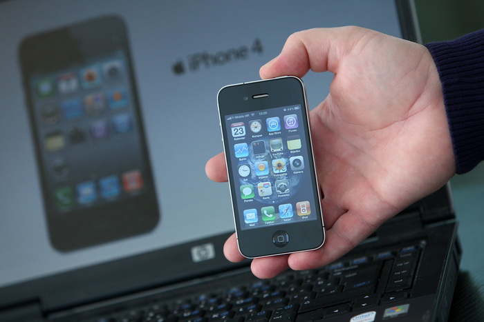 Zagreb, 230910. T-mobile, Savska cesta. Na na konferenciji za novinare predstavljen je IT novinarima iPhone 4, nasljednik populanog iPhone-a 3 GS. Hrvatski telekom od petka ujutro i sluzbeno pocinje prodavati iPhone 4 u Hrvatskoj. Pametni telefon koji je