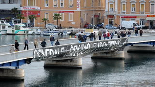 Zadar, 150411.
Jutros je u Zadru na mostu osvanuo veliki transparent podrske generalima, autori transparenta kako pise na njemu je navijacka skupina Tornado.
Foto: Andrija Lucic / Cropix