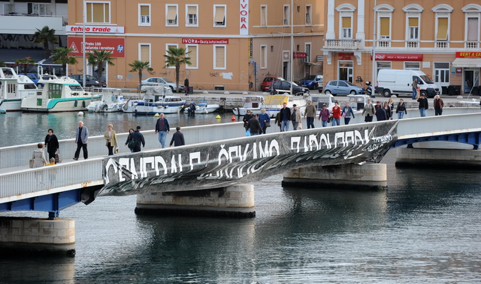 Zadar, 150411.
Jutros je u Zadru na mostu osvanuo veliki transparent podrske generalima, autori transparenta kako pise na njemu je navijacka skupina Tornado.
Foto: Andrija Lucic / Cropix