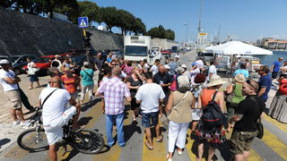 Zadar, 270712.
Stanari tzv. Galicevih zgrada u Diklu su nakon posjete gradonacelniku odrzali prosvjed blokirajuci promet u centru grada na pjesackom prijelazu koji s mosta vodi u stari dio grada. Promet je bio blokiran pola sata prema najavi stanara. Razl