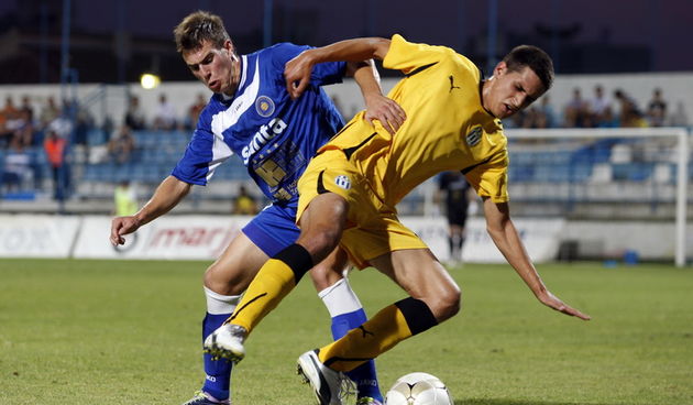 Zadar, 130811.  1 HNL.  Igraliste na Stanovima Nogometna utakmica Nk Zadar – Nk Lokomotiva.  Na slici: igrac Zadra (plavi) Ivan Anton Vasilj. Foto: Jure Miskovic / CROPIX