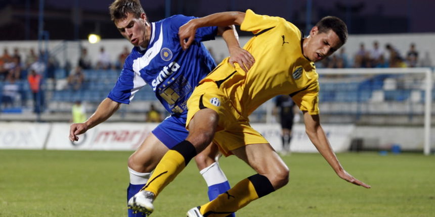 Zadar, 130811. 1 HNL. Igraliste na Stanovima Nogometna utakmica Nk Zadar – Nk Lokomotiva. Na slici: igrac Zadra (plavi) Ivan Anton Vasilj. Foto: Jure Miskovic / CROPIX Zadar, 130811. 1 HNL. Igraliste na Stanovima Nogometna utakmica Nk Zadar – Nk Lokomotiva. Na slici: igrac Zadra (plavi) Ivan Anton Vasilj. Foto: Jure Miskovic / CROPIX