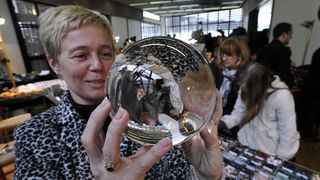 Split, 140412.
U Domu HV-a u Poljudu danas je zapoceo Medjunarodni sajam dragog i poludragog kamenja.Sajam traje do sutra i na njemu izlaze pedesetak izlagaca.Ovogodisnji sesti po redu sajam privukao je mnosto splicana koji su sa zanimanjem razgledavakli Split, 140412.
U Domu HV-a u Poljudu danas je zapoceo Medjunarodni sajam dragog i poludragog kamenja.Sajam traje do sutra i na njemu izlaze pedesetak izlagaca.Ovogodisnji sesti po redu sajam privukao je mnosto splicana koji su sa zanimanjem razgledavakli