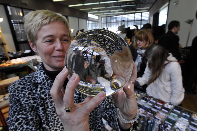 Split, 140412.
U Domu HV-a u Poljudu danas je zapoceo Medjunarodni sajam dragog i poludragog kamenja.Sajam traje do sutra i na njemu izlaze pedesetak izlagaca.Ovogodisnji sesti po redu sajam privukao je mnosto splicana koji su sa zanimanjem razgledavakli Split, 140412.
U Domu HV-a u Poljudu danas je zapoceo Medjunarodni sajam dragog i poludragog kamenja.Sajam traje do sutra i na njemu izlaze pedesetak izlagaca.Ovogodisnji sesti po redu sajam privukao je mnosto splicana koji su sa zanimanjem razgledavakli