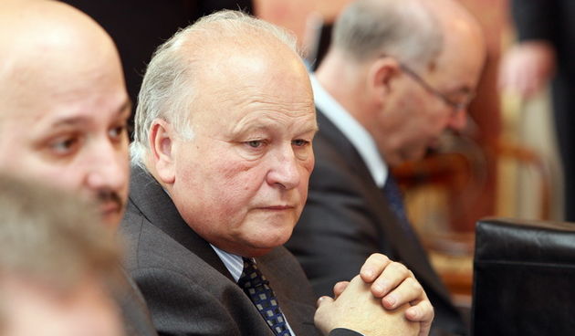 Zagreb, 050412.
Vlada.
Sjednica Vlade Republike na cijem je dnevnom redu, medju ostalim, Nacrt prijedloga zakona o izmjenama Zakona o prostornom uredjenju i gradnji, s Nacrtom konacnog prijedloga zakona. Vlada je razmatrala i prijedlog akcijskog plana za