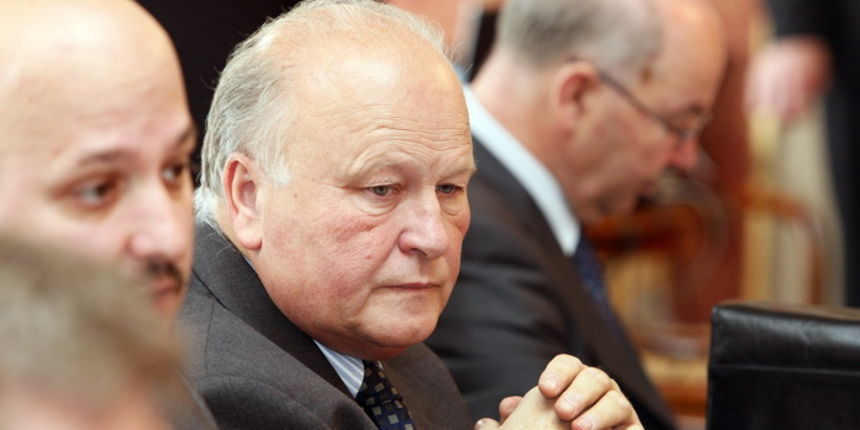 Zagreb, 050412.
Vlada.
Sjednica Vlade Republike na cijem je dnevnom redu, medju ostalim, Nacrt prijedloga zakona o izmjenama Zakona o prostornom uredjenju i gradnji, s Nacrtom konacnog prijedloga zakona. Vlada je razmatrala i prijedlog akcijskog plana za