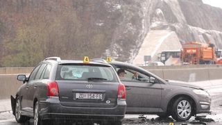 Na autocesti A1 poslije sv. Roka u smjeru Zagreba, kod tunela Krpani, u 6.15 sati sudarilo se 20-ak vozila u nekoliko lančanih sudara, Foto: Dino Stanin/PIXSELL Na autocesti A1 poslije sv. Roka u smjeru Zagreba, kod tunela Krpani, u 6.15 sati sudarilo se 20-ak vozila u nekoliko lančanih sudara, Foto: Dino Stanin/PIXSELL
