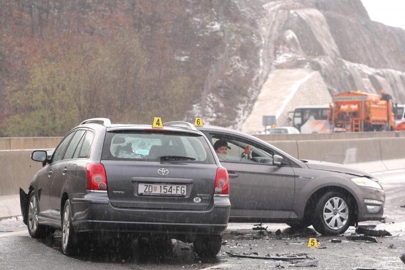 Na autocesti A1 poslije sv. Roka u smjeru Zagreba, kod tunela Krpani, u 6.15 sati sudarilo se 20-ak vozila u nekoliko lančanih sudara, Foto: Dino Stanin/PIXSELL Na autocesti A1 poslije sv. Roka u smjeru Zagreba, kod tunela Krpani, u 6.15 sati sudarilo se 20-ak vozila u nekoliko lančanih sudara, Foto: Dino Stanin/PIXSELL