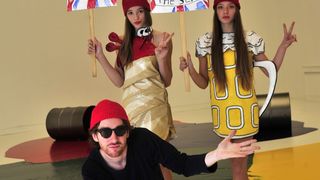 Zagreb, 231111.
Rodnik bend designer koji ce svoje kreacije pokazati na sutrasnjem Fashion weeku izveo je protesni performans u Umjetnickom paviljonu i Zrinjevcu. Manekenke u Rodnikovim modelima  nakratko su prekinule ambijentalni izlozbeni projekt Ante R