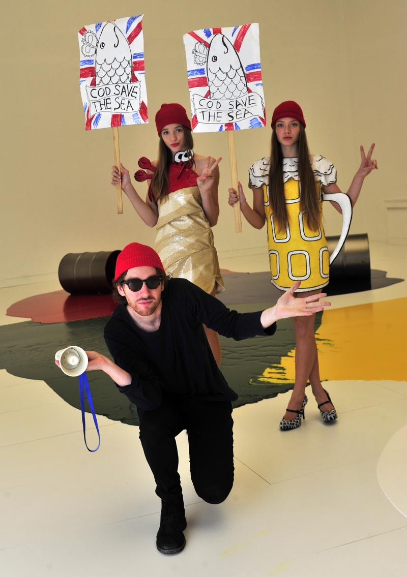 Zagreb, 231111.
Rodnik bend designer koji ce svoje kreacije pokazati na sutrasnjem Fashion weeku izveo je protesni performans u Umjetnickom paviljonu i Zrinjevcu. Manekenke u Rodnikovim modelima  nakratko su prekinule ambijentalni izlozbeni projekt Ante R