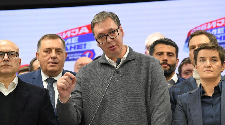 Vučić proglasio apsolutnu pobjedu SNS-a na prijevremenim parlamentarnim izborima Vučić proglasio apsolutnu pobjedu SNS-a na prijevremenim parlamentarnim izborima