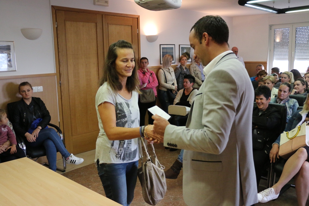 Vir: Dodjela materijalne pomoći roditeljima za nabavku udžbenika i školske opreme Vir: Dodjela materijalne pomoći roditeljima za nabavku udžbenika i školske opreme