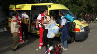 Tovarnik: Iscrpljenim izbjeglicama koji čekaju vlak volonteri Crvenog križa pružaju svekoliku pomoć. Photo: Zeljko Lukunic/PIXSELL Tovarnik: Iscrpljenim izbjeglicama koji čekaju vlak volonteri Crvenog križa pružaju svekoliku pomoć. Photo: Zeljko Lukunic/PIXSELL