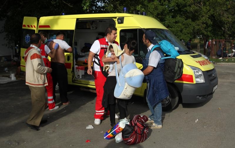 Tovarnik: Iscrpljenim izbjeglicama koji čekaju vlak volonteri Crvenog križa pružaju svekoliku pomoć. Photo: Zeljko Lukunic/PIXSELL Tovarnik: Iscrpljenim izbjeglicama koji čekaju vlak volonteri Crvenog križa pružaju svekoliku pomoć. Photo: Zeljko Lukunic/PIXSELL