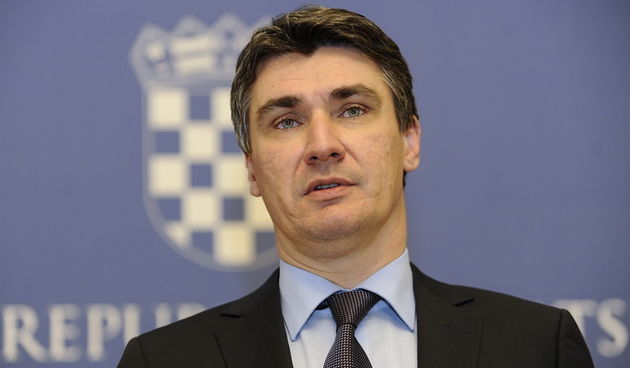 Zagreb, 040412.
Vlada Republike Hrvatske.
Predsjednik Vlade Zoran Milanovic dao izjavu za medije povodom ostavke ministra Zlatka Komadine koju je podnio zbog zdrastvenih razloga.
Na slici: Zoran Milanovic.
Foto: Damir Krajac / CROPIX