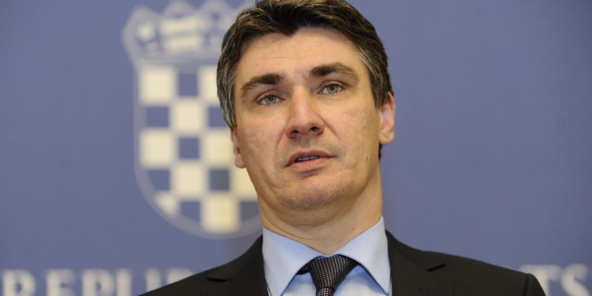 Zagreb, 040412.
Vlada Republike Hrvatske.
Predsjednik Vlade Zoran Milanovic dao izjavu za medije povodom ostavke ministra Zlatka Komadine koju je podnio zbog zdrastvenih razloga.
Na slici: Zoran Milanovic.
Foto: Damir Krajac / CROPIX