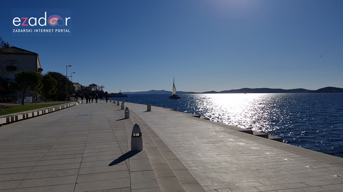 Izložba vojne opreme, oružja i vozila na zadarskoj rivi i spuštanje 25-metarske zastave s kampanela sv. Stošije