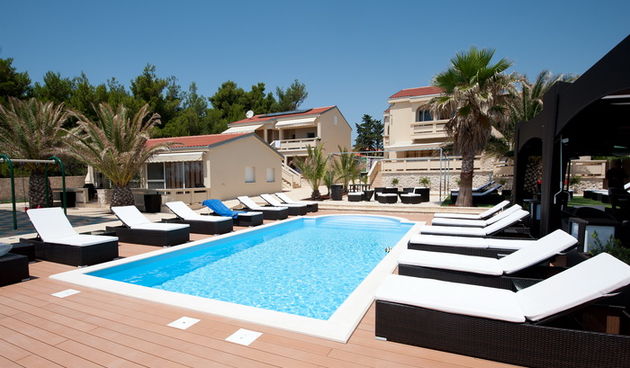 Vir, Zadar, 290612
Jucer u poslijepodnevnim satima u Paradise resortu Vanessa na Viru, u bazen je upao sestogodisnji djecak iz Ceske. Direktor resorta Sinisa Vajnhal(30) i njegov prijatelj Goran Ernjakovic (47) primjetili su djecaka kako u besvjesnom stan