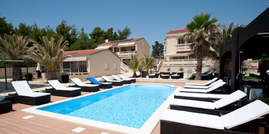 Vir, Zadar, 290612
Jucer u poslijepodnevnim satima u Paradise resortu Vanessa na Viru, u bazen je upao sestogodisnji djecak iz Ceske. Direktor resorta Sinisa Vajnhal(30) i njegov prijatelj Goran Ernjakovic (47) primjetili su djecaka kako u besvjesnom stan Vir, Zadar, 290612
Jucer u poslijepodnevnim satima u Paradise resortu Vanessa na Viru, u bazen je upao sestogodisnji djecak iz Ceske. Direktor resorta Sinisa Vajnhal(30) i njegov prijatelj Goran Ernjakovic (47) primjetili su djecaka kako u besvjesnom stan