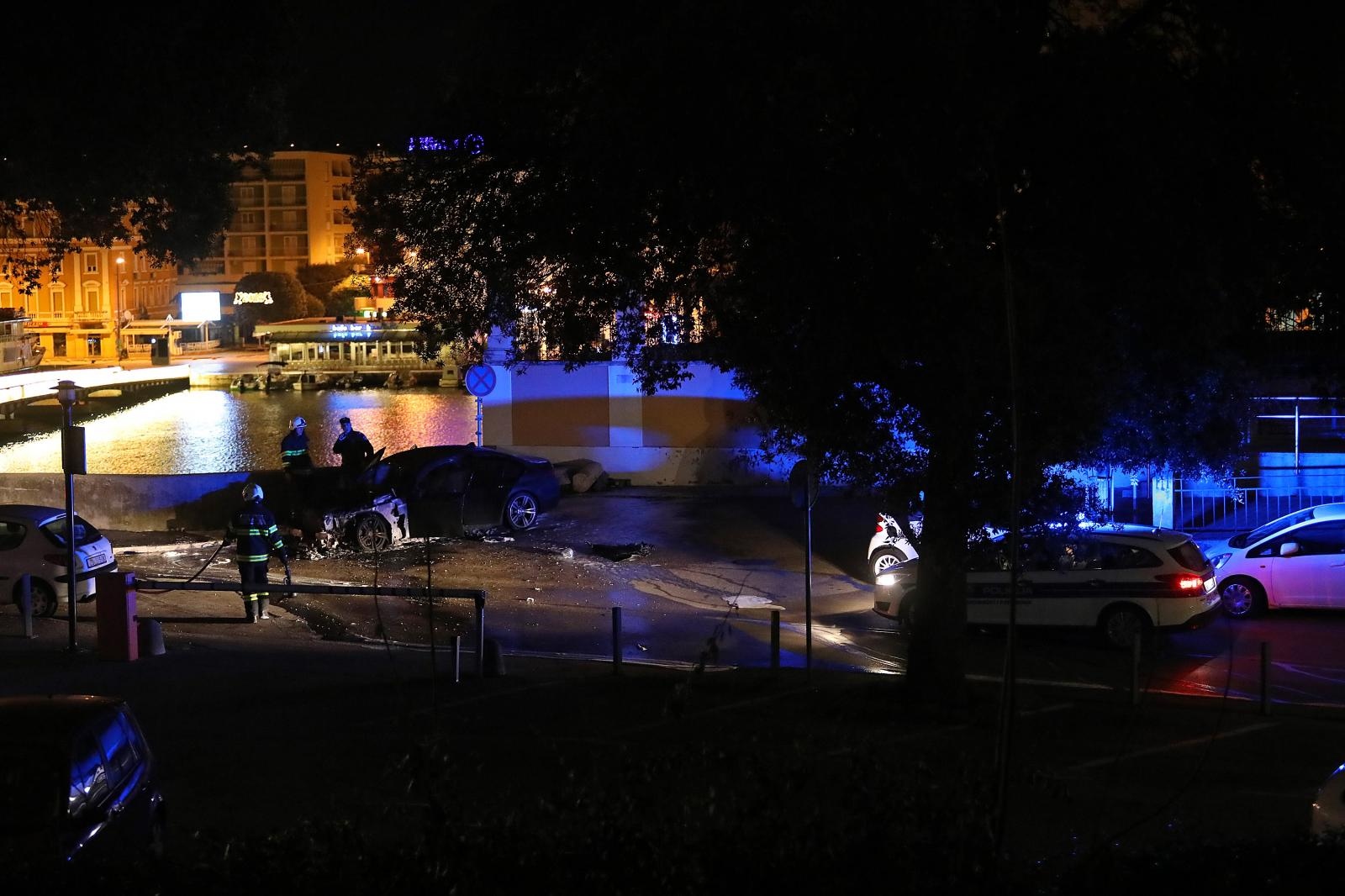 U Zadru plamen progutao BMW