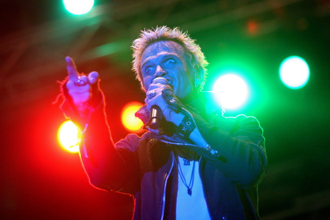 Zagreb, 220610.
Na Jarunu se od 21.-23.06. odrzava glazbeni spektakl T-Mobile INmusic festival na kojem ce nastupiti mnogobrojni izvodjaci kako iz zemlje tako i svijeta.
Danas se odrzao drugi dan.
Na slici: Billy Idol.
Foto: Neja Markicevic / CROPIX Zagreb, 220610.
Na Jarunu se od 21.-23.06. odrzava glazbeni spektakl T-Mobile INmusic festival na kojem ce nastupiti mnogobrojni izvodjaci kako iz zemlje tako i svijeta.
Danas se odrzao drugi dan.
Na slici: Billy Idol.
Foto: Neja Markicevic / CROPIX