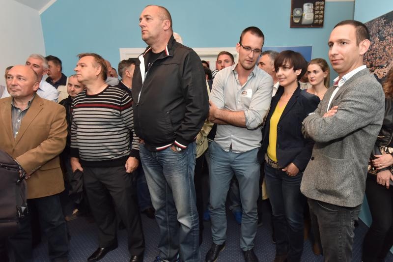 Zadar – Bozidar Kalmeta u stranackim prostorijama HDZ-a pratio rezultate izbora. Photo: Dino Stanin/PIXSELL