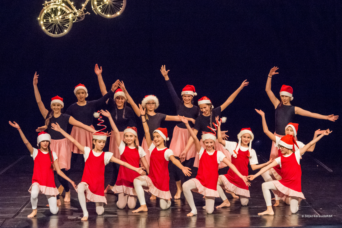 Božićna čestitka plesnog odjela Glazbene škole Blagoje Bersa