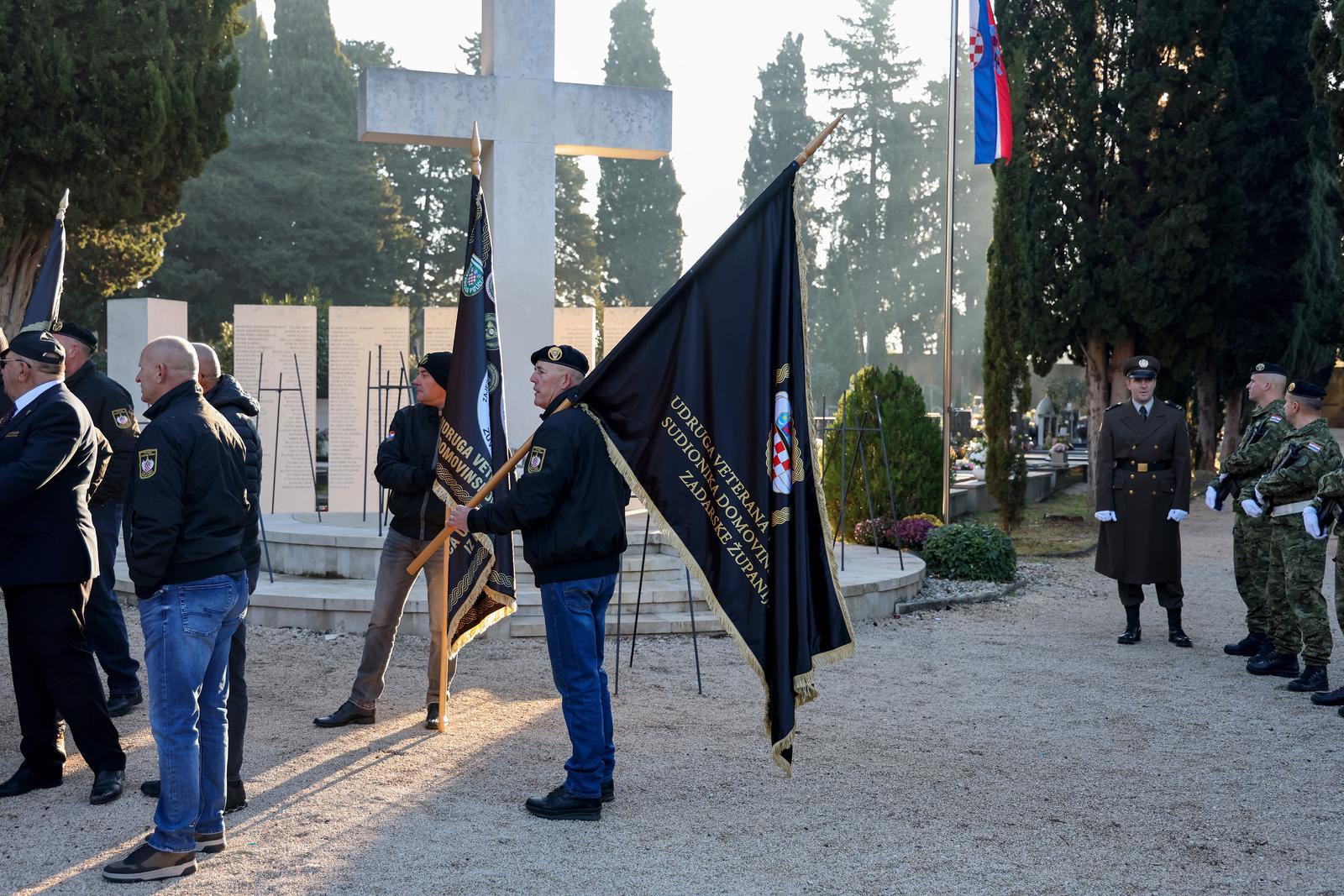 Na Gradskom groblju položeni vijenci povodom obilježavanja 33. obljetnice 72. bojne Vojne policije Na Gradskom groblju položeni vijenci povodom obilježavanja 33. obljetnice 72. bojne Vojne policije