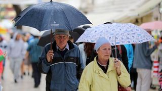 Kisni dan u centru grada nije omeo turiste u setnji i razgledavanju. Photo: Filip Brala/PIXSELL Kisni dan u centru grada nije omeo turiste u setnji i razgledavanju. Photo: Filip Brala/PIXSELL