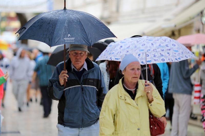 Kisni dan u centru grada nije omeo turiste u setnji i razgledavanju. Photo: Filip Brala/PIXSELL Kisni dan u centru grada nije omeo turiste u setnji i razgledavanju. Photo: Filip Brala/PIXSELL