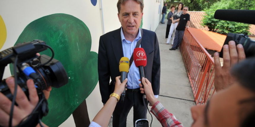 Zadar, 190513.
Lokalni izbori 2013.
Otprilike 3,7 milijuna biraca danas bira opcinske nacelnike, gradonacelnike i zupane, te lokalna i regionalna predstavnicka tijela za iduce cetiri godine.
Na fotografiji: kandidat za gradonacelnika Bozidar Kalmeta na b Zadar, 190513.
Lokalni izbori 2013.
Otprilike 3,7 milijuna biraca danas bira opcinske nacelnike, gradonacelnike i zupane, te lokalna i regionalna predstavnicka tijela za iduce cetiri godine.
Na fotografiji: kandidat za gradonacelnika Bozidar Kalmeta na b