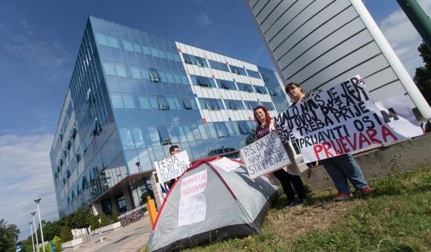 Studentice Dorotea Susak, Espi Tomicic i Zvjezdana Klenovic kampiraju ispred Ministarstva znanosti, obrazovanja i sporta. U svom prosvjedu traze izradu novog nacrta dodjele drzavnih stipendija za 2016./2017. te da se natjecaj pokrene na pocetku akademske