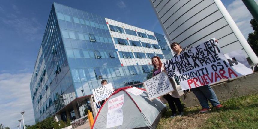 Studentice Dorotea Susak, Espi Tomicic i Zvjezdana Klenovic kampiraju ispred Ministarstva znanosti, obrazovanja i sporta. U svom prosvjedu traze izradu novog nacrta dodjele drzavnih stipendija za 2016./2017. te da se natjecaj pokrene na pocetku akademske Studentice Dorotea Susak, Espi Tomicic i Zvjezdana Klenovic kampiraju ispred Ministarstva znanosti, obrazovanja i sporta. U svom prosvjedu traze izradu novog nacrta dodjele drzavnih stipendija za 2016./2017. te da se natjecaj pokrene na pocetku akademske