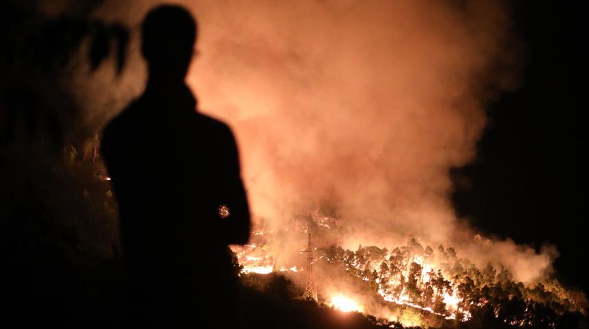 Tučepi: Požar se širi, zahvatio ranč i kuće, vatrogasci u akciji Tučepi: Požar se širi, zahvatio ranč i kuće, vatrogasci u akciji