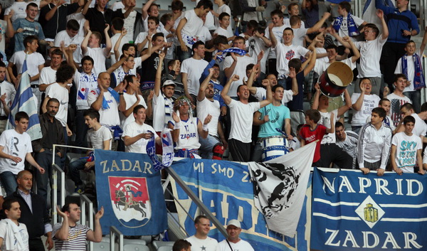 Zagreb, 180513.
Dvorana Kresimira Cosica. Kosarkaska utakmica polufinala doigravanja za prvaka Hrvatske (1 utakmica) izmedju KK Zadar i KK Cedevita.
Na fotografiji: navijaci Zadra Tornado.
Foto: Jure Miskovic / CROPIX Zagreb, 180513.
Dvorana Kresimira Cosica. Kosarkaska utakmica polufinala doigravanja za prvaka Hrvatske (1 utakmica) izmedju KK Zadar i KK Cedevita.
Na fotografiji: navijaci Zadra Tornado.
Foto: Jure Miskovic / CROPIX