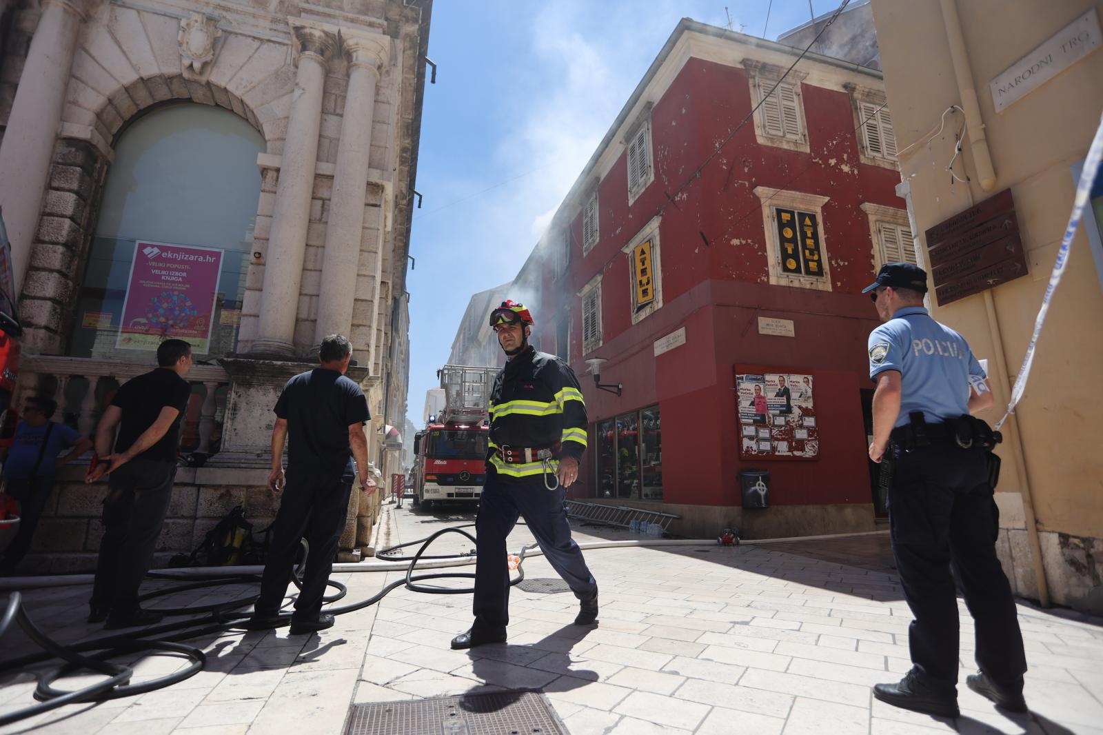 Veliki požar izbio u zgradi na Narodnom trgu Veliki požar izbio u zgradi na Narodnom trgu