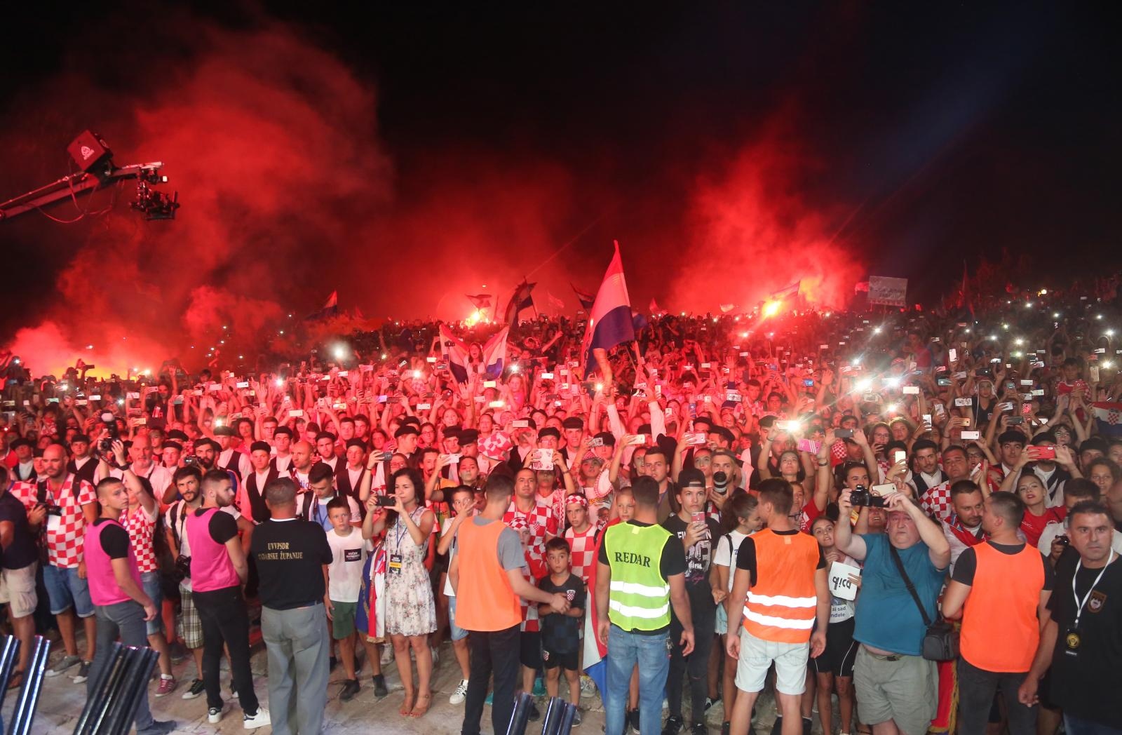 Zadrani na Forumu priredili spektakularan doček za svoje Vatrene Zadrani na Forumu priredili spektakularan doček za svoje Vatrene