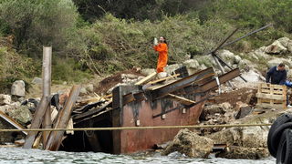 Otok Sit, Kornati, 201109.
Nakon 26 dana od nasukavanja trajekta Marko Polo na otok Sit u Kornatima uz pomoc remorkera JPS-a i dizalice, trajekt je odsukan.
Na fotografiji: ostaci broda na kopnu.
Foto: Niksa Stipanicev / CROPIX