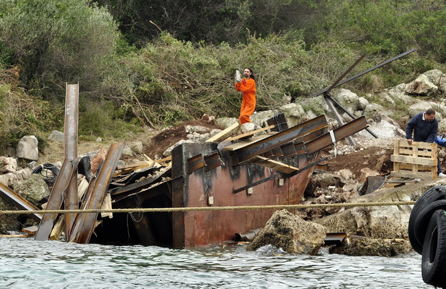 Otok Sit, Kornati, 201109.
Nakon 26 dana od nasukavanja trajekta Marko Polo na otok Sit u Kornatima uz pomoc remorkera JPS-a i dizalice, trajekt je odsukan.
Na fotografiji: ostaci broda na kopnu.
Foto: Niksa Stipanicev / CROPIX