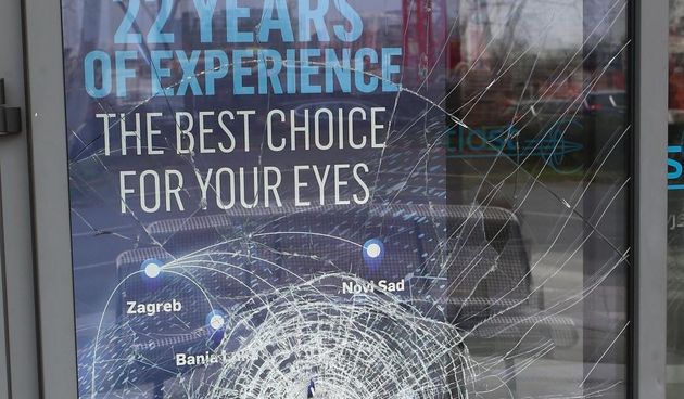 Razbijena stakla na Klinici Svjetlost