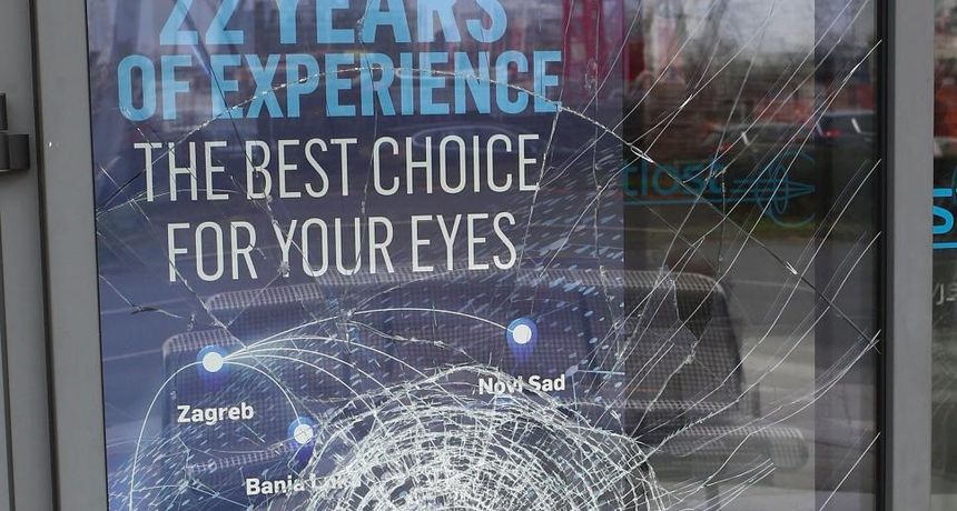 Razbijena stakla na Klinici Svjetlost Razbijena stakla na Klinici Svjetlost