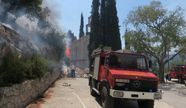 Sitno Donje: Nezaustavljiva vatra se širi, izgorjele su još neke kuće