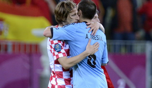 Gdanjsk, 180612.
EURO 2012.
PGE Arena Gdanjsk.
Utakmica treceg kola skupine C, Europskog nogometnog prvenstva u Poljskoj i Ukrajini, izmedju Hrvatske i Spanjolske.
Na fotografiji: Luka Modric i Iniesta.
Foto: Drago Sopta / CROPIX