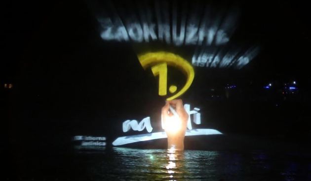 Stipe Petrina započeo je kampanju svjetlosnim spektaklom u Primoštenu